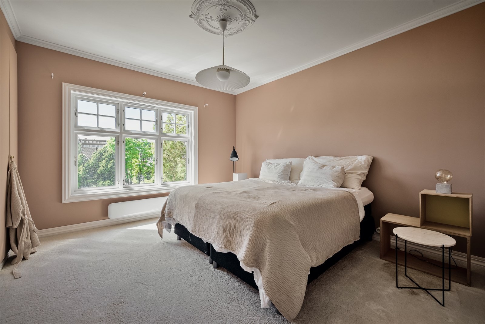 Hovedsoverom har god plass til dobbeltseng og er innredet med plassbygget garderobeskap Galleribilde