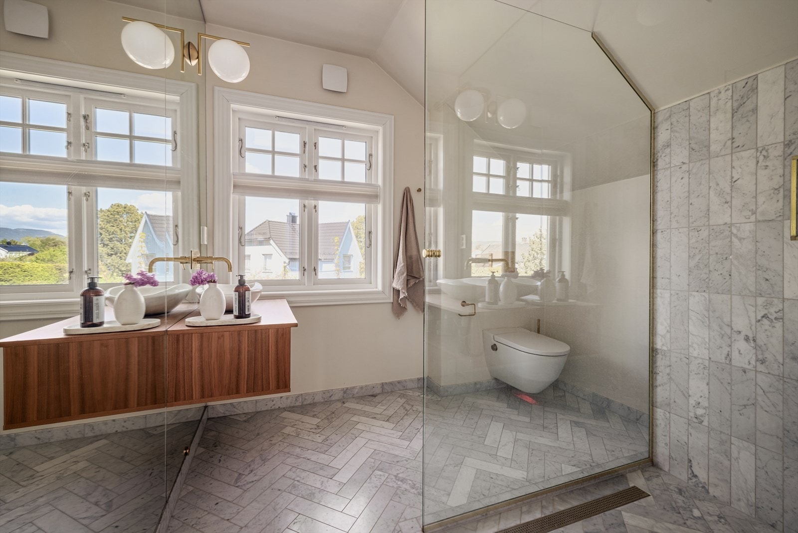 Bad i 2. etasje har pene Carerra marmorfliser, med varmekabler i gulv Galleribilde