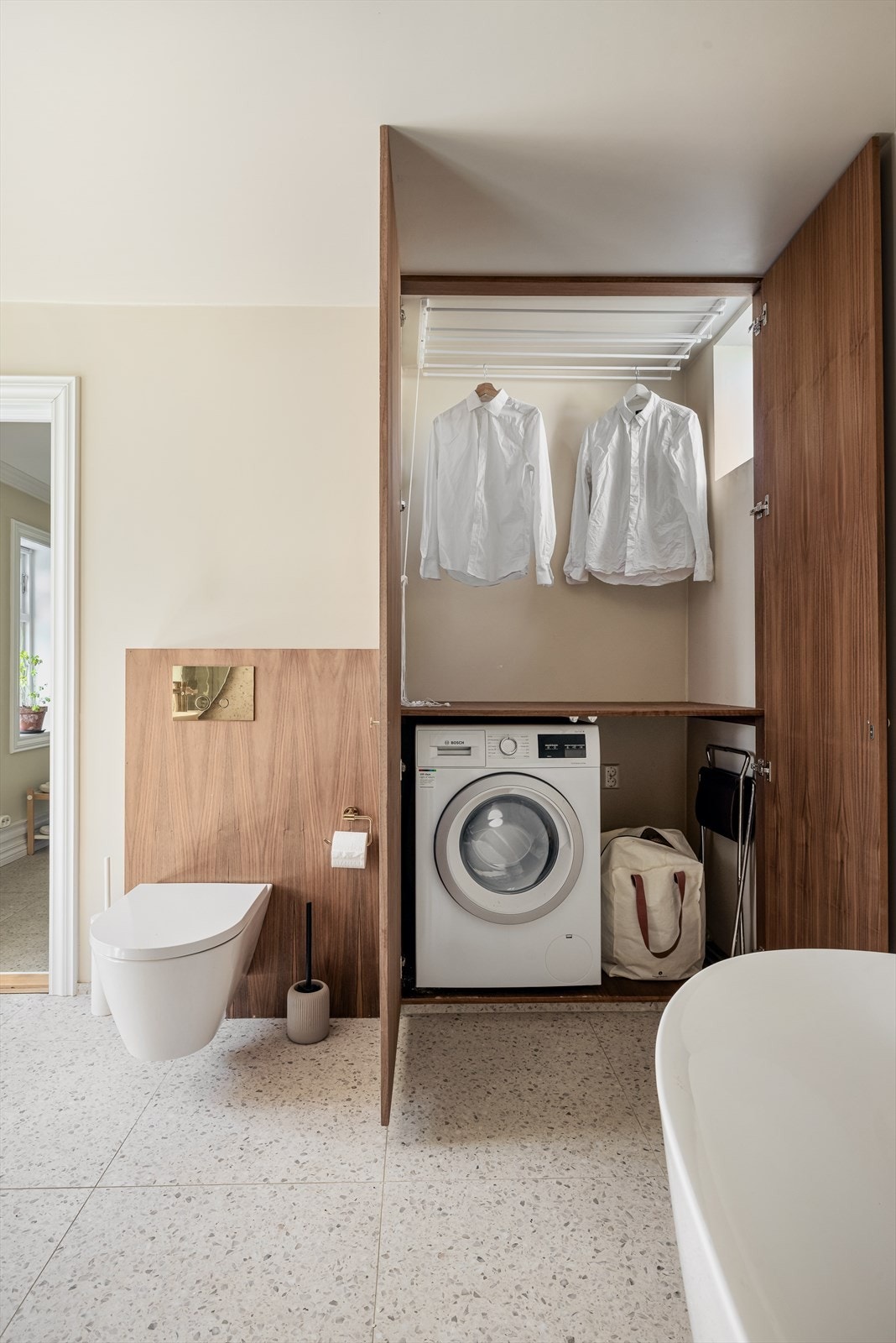 Praktisk vaskeromsløsning med opplegg for vaskemaskin Galleribilde