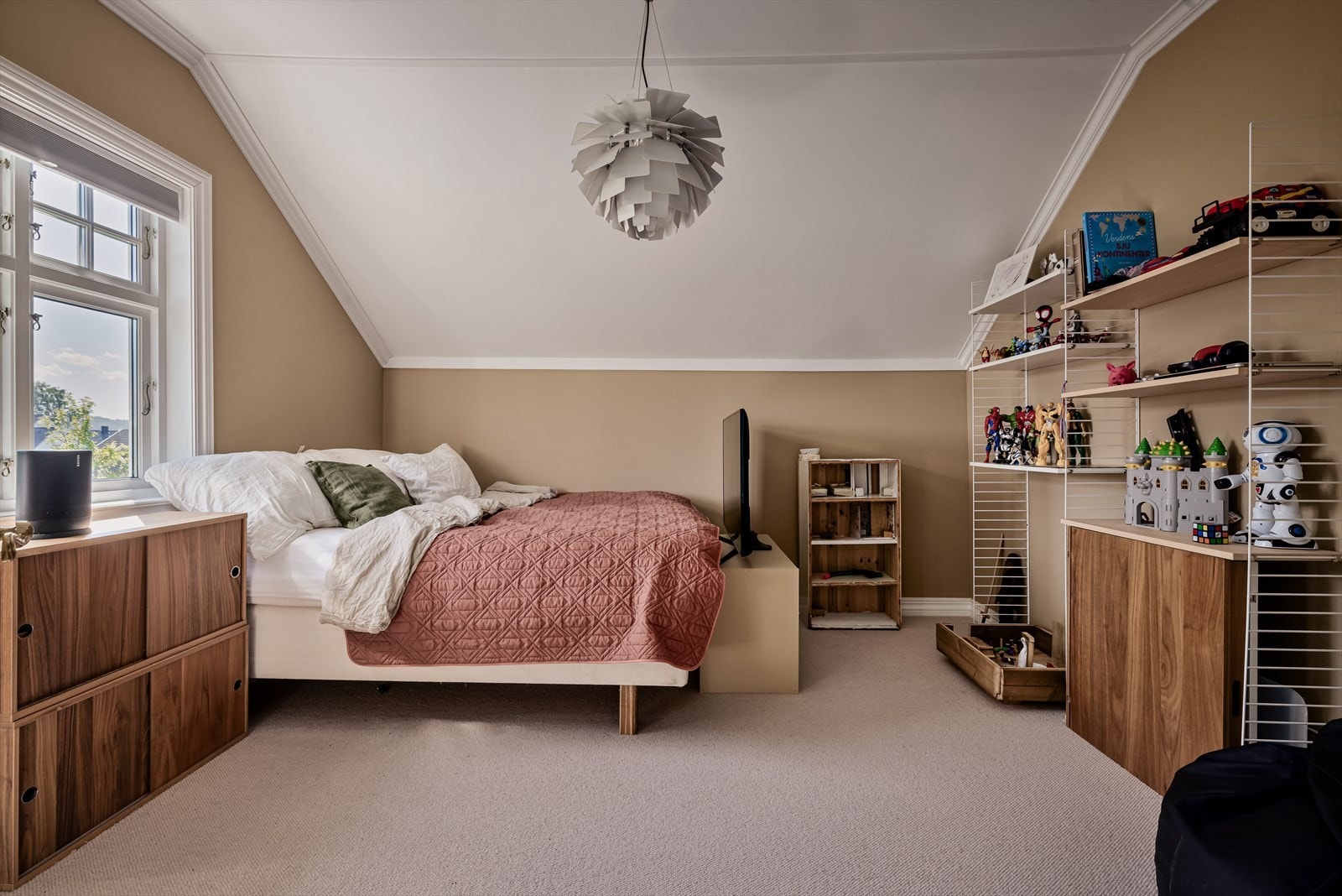 De resterende soverommene har plass til dobbeltseng, kommode og skrivebord Galleribilde