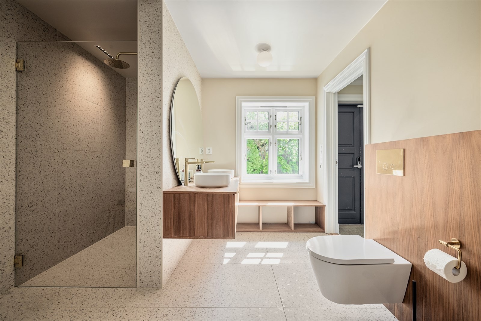 Baderommet i hovedetasjen har delvis fliser på vegger og gulv, med varmekabler Galleribilde