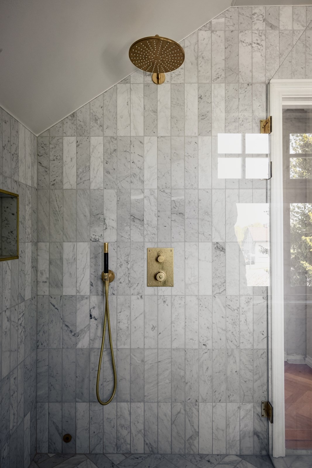 Baderommet har dusjhjørne med glassvegger laget av glassmester Galleribilde