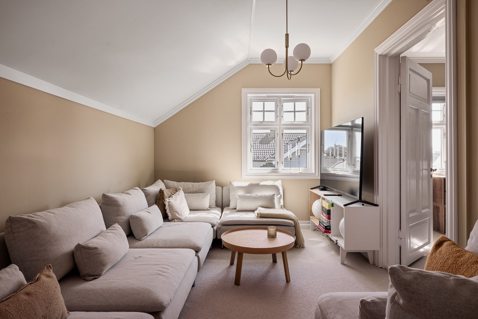 Ett av soverommene blir i dag benyttet til tv-stue Galleribilde