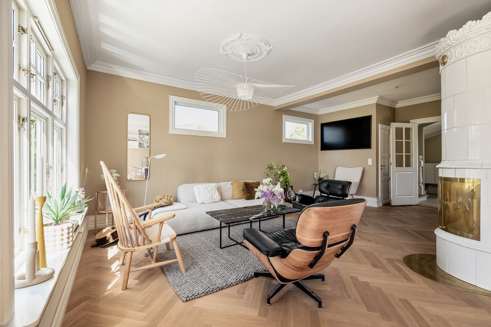 Stuen har en meget god romløsning, med naturlig sone for sofagruppe og øvrige sittegrupper Galleribilde