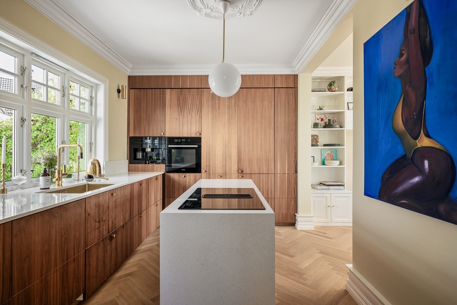 Det er svært god oppbevaringsplass i skuffer og skap samt rikelig med arbeidsplass på benkeflater Galleribilde