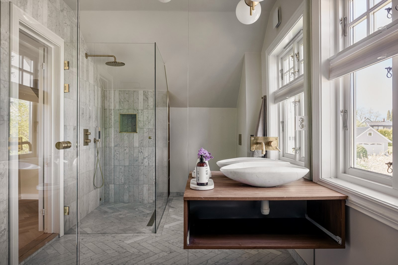 Spesialbygget baderomsinnredning med overliggende servant i marmor. Heldekkende speil på vegg Galleribilde