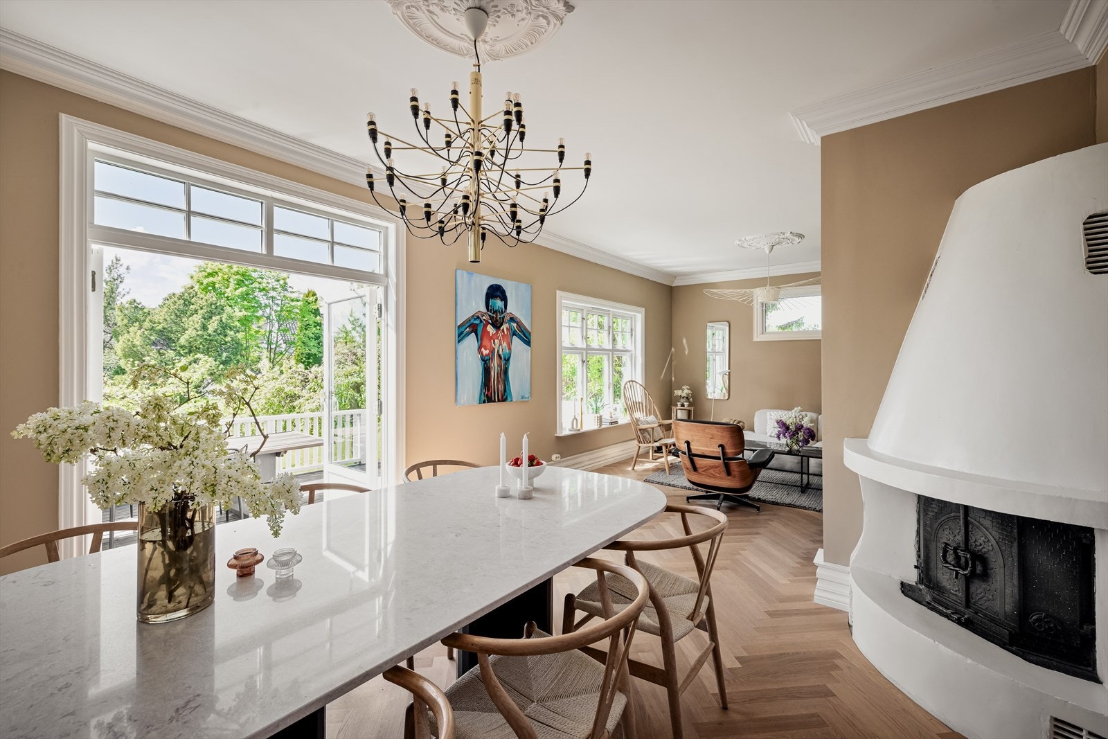 Fra stuen er det utgang til vestvendt veranda med god plass til flere sittegrupper Galleribilde