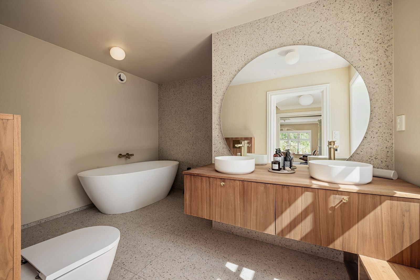 Denne innholdsrike boligen har to svært delikate og moderne baderom Galleribilde