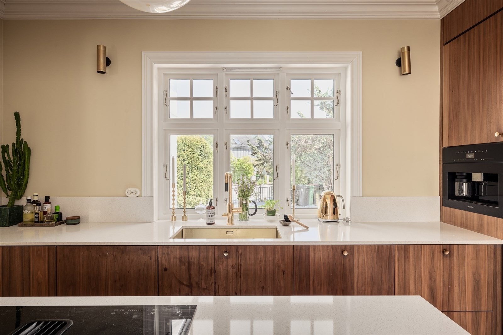 Kjøkkenet har stilren og moderne innredning med spesiallaget fronter og benkeplater i stein fra Sigvartsen Steinindustrier Galleribilde