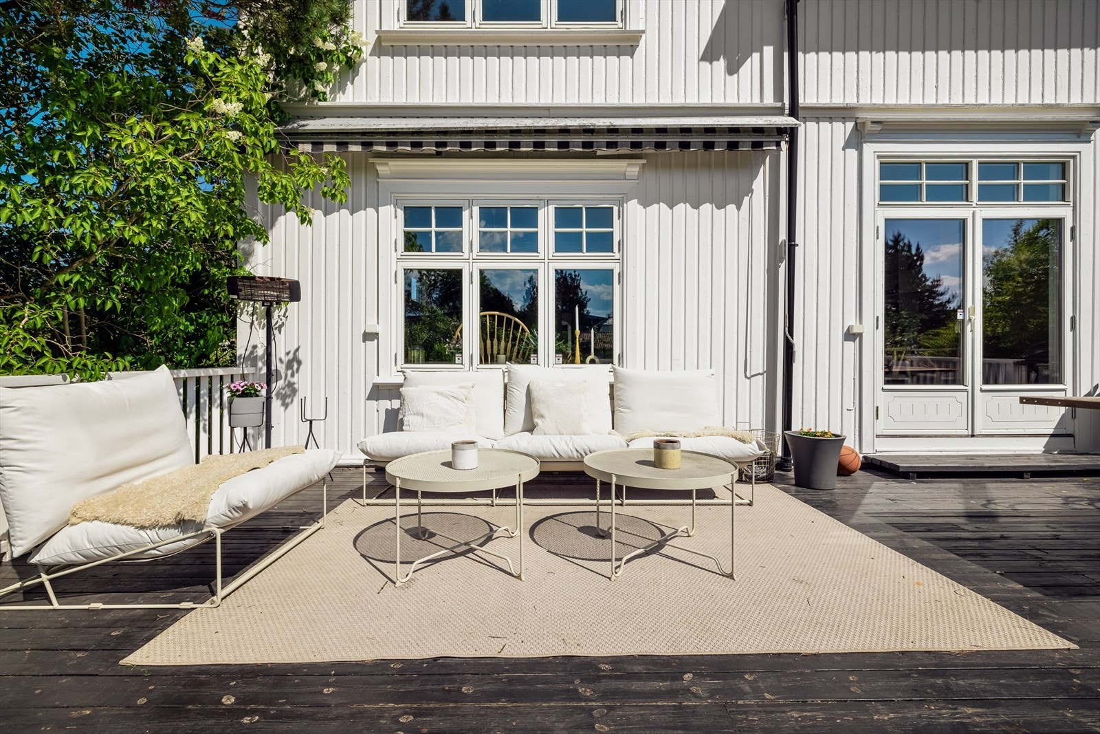 Utenfor stuen, mot vest, er det en hyggelig veranda med videre nedgang til hageområde Galleribilde