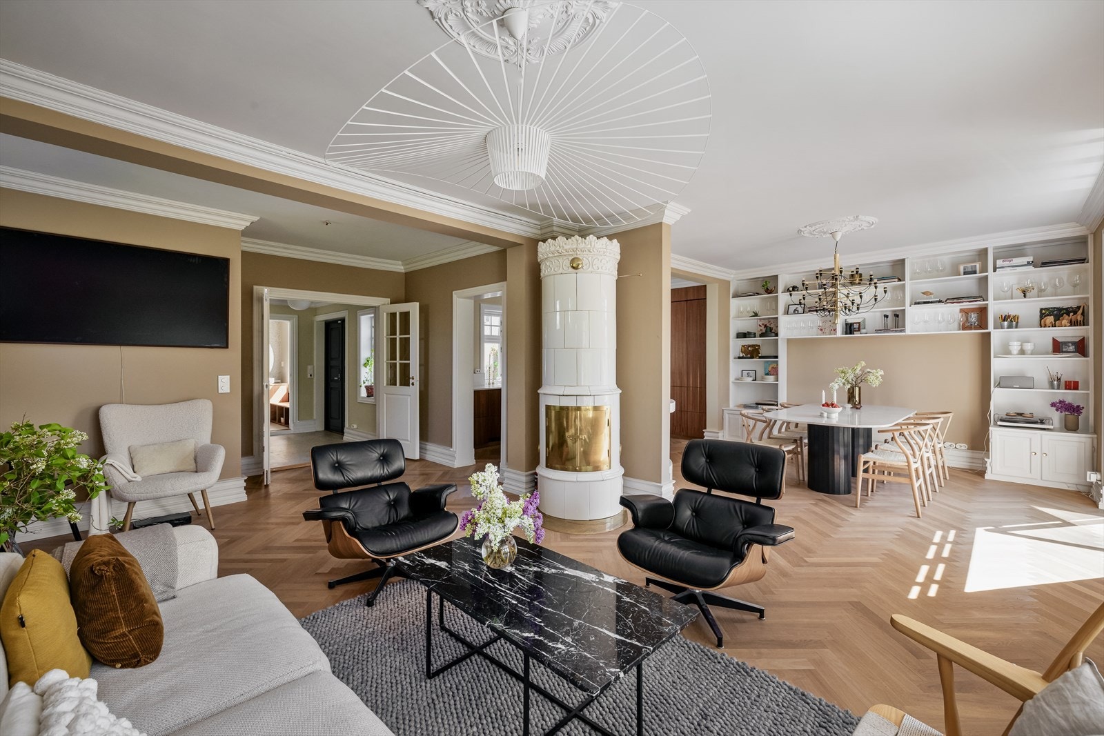 Innvendig er det lagt stor vekt på moderne løsninger i en perfekt kombinasjon med originale særpreg som kjennetegner tidsepoken fra tidlig 1900 tallet Galleribilde