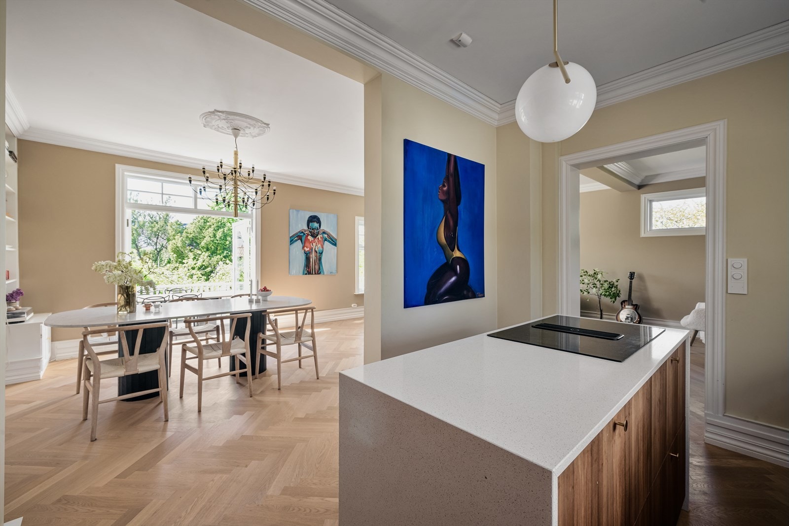 Kjøkkenet ligger i delvis åpen løsning mot spisestuen Galleribilde