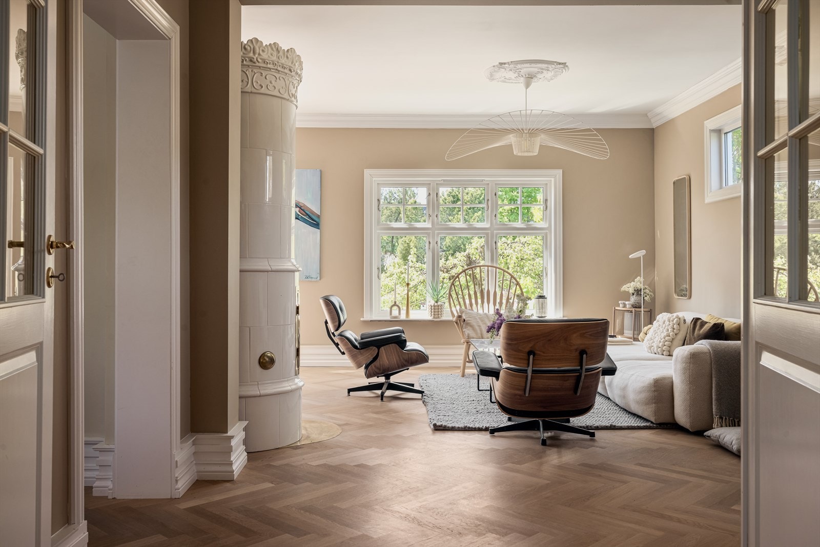 Boligen holder en gjennomgående høy standard på innredninger og materialvalg, med blant annet to nye baderom, kjøkken og overflater i perioden 2022-2025 Galleribilde