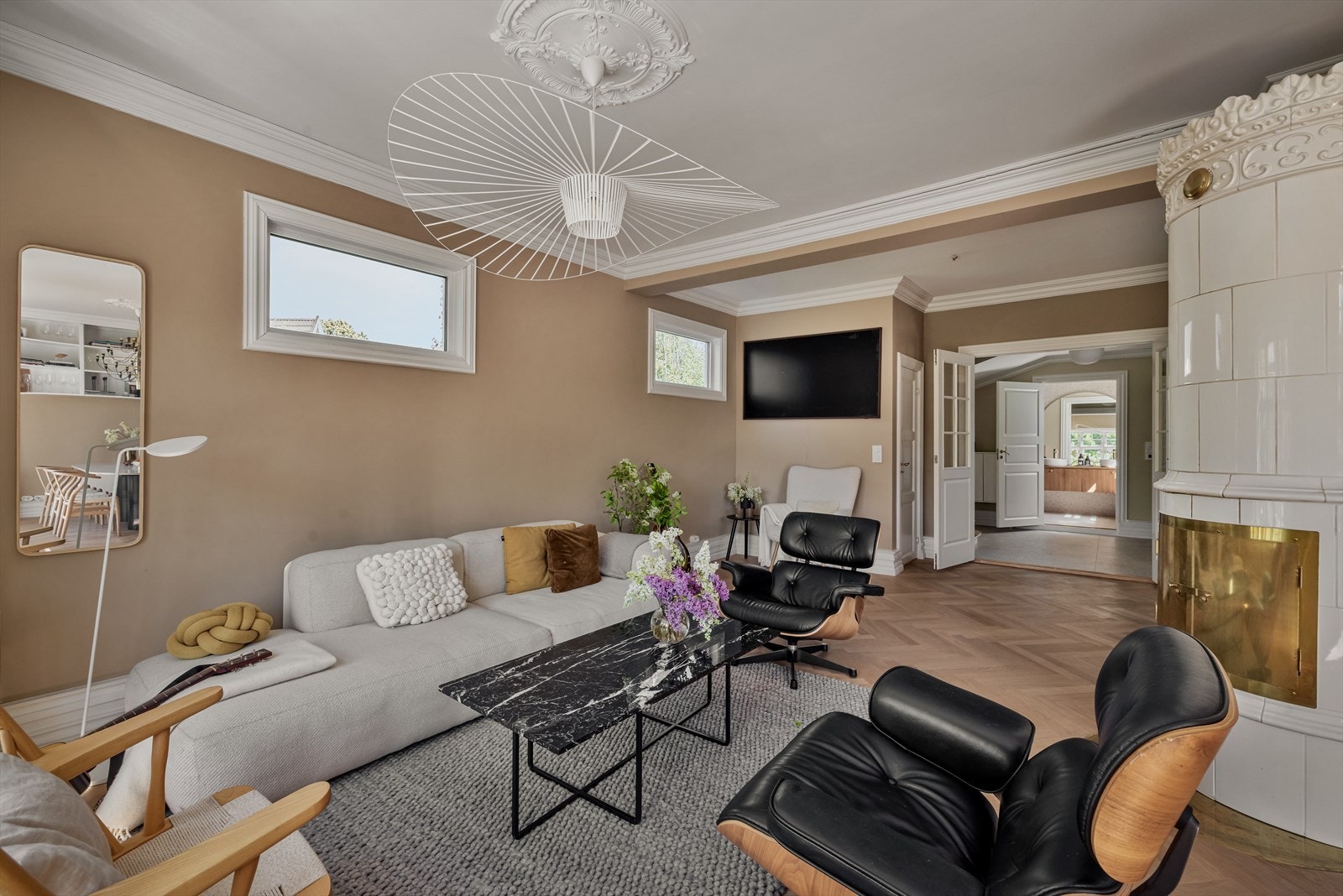 Boligen har gjennomgående flott fiskebensparkett på gulv i oppholdsrom, slette vegger, spesialbygget listverk og rosetter i himling Galleribilde