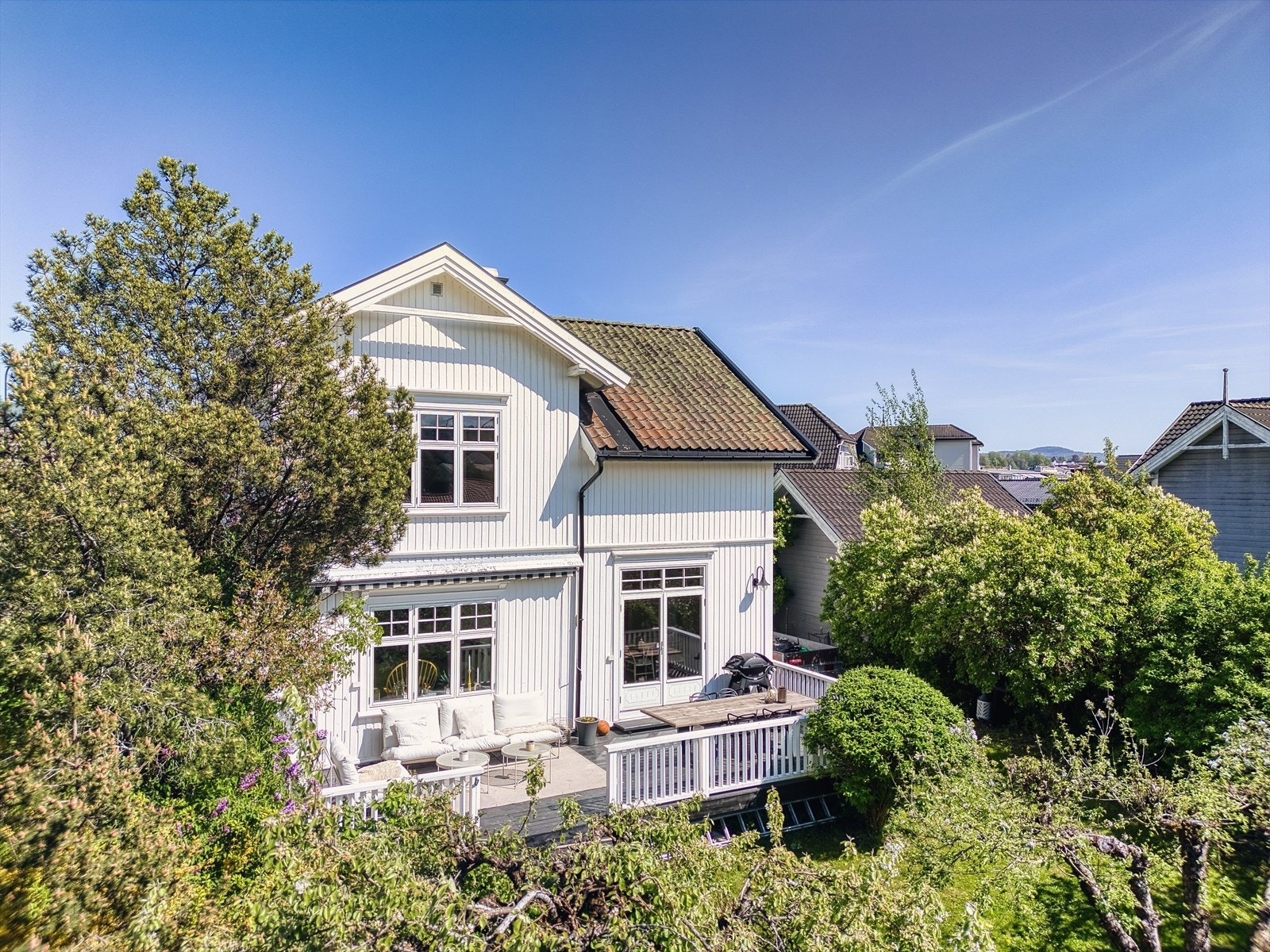 Denne nydelige villaen fremstår som særdeles innbydende og gjennomført, med tidstypisk arkitektur og praktiske romløsninger i alle etasjer Galleribilde