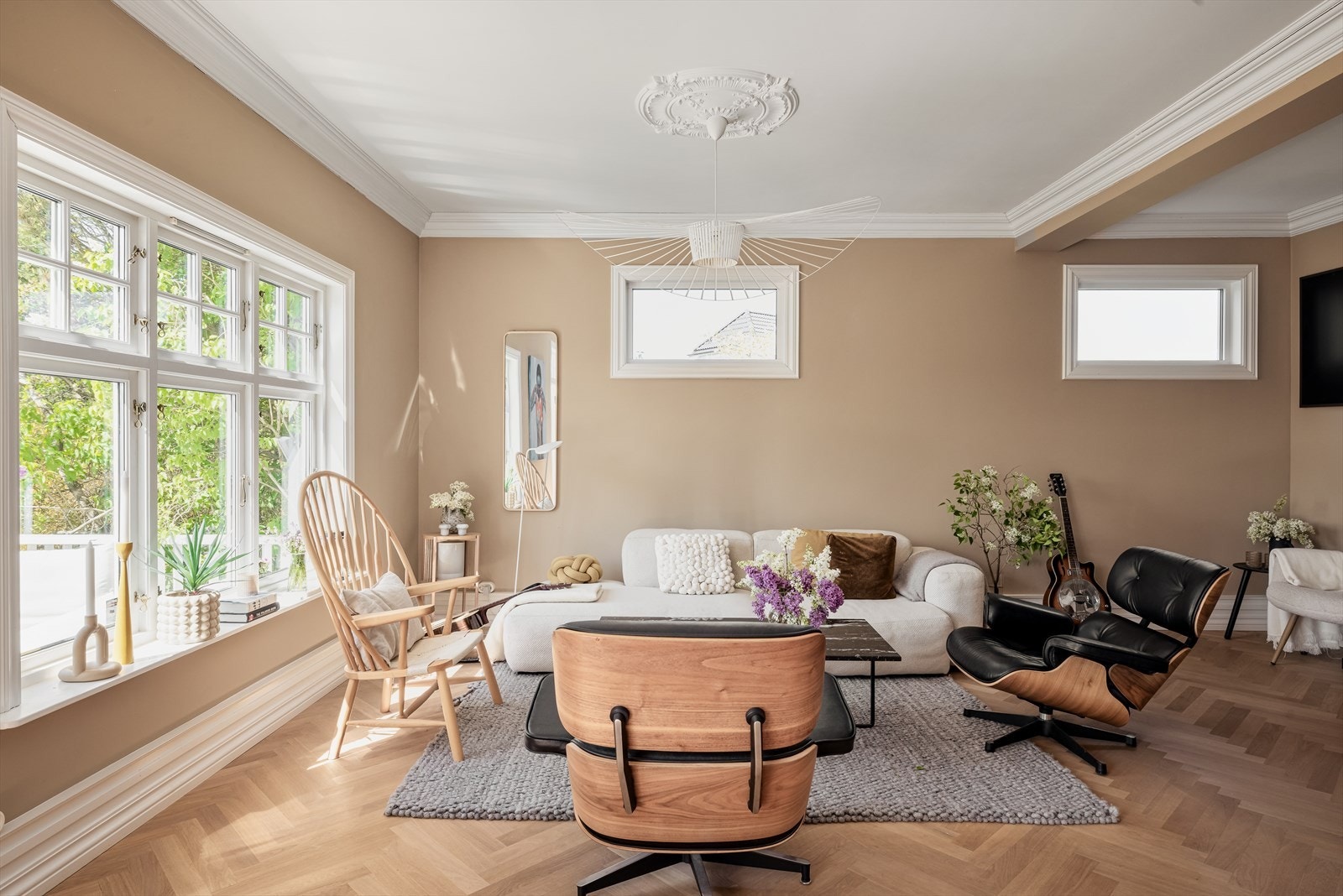 De store vindusflatene gir fantastisk lysinslipp til boligens oppholdsrom Galleribilde