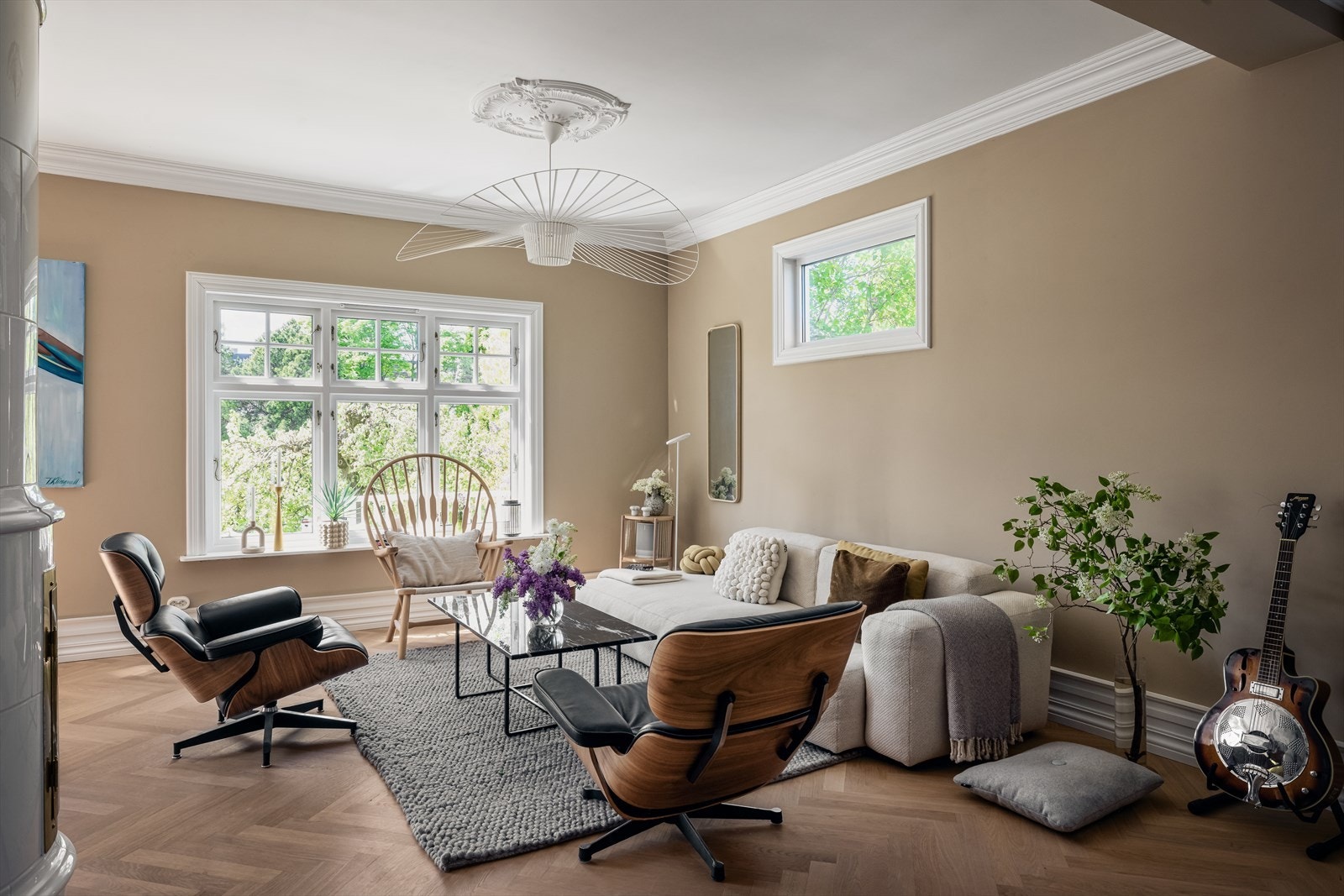 Her får man får følelsen av lune og hyggelige rom med god atmosfære, malt i vakre, tidsriktige farger Galleribilde