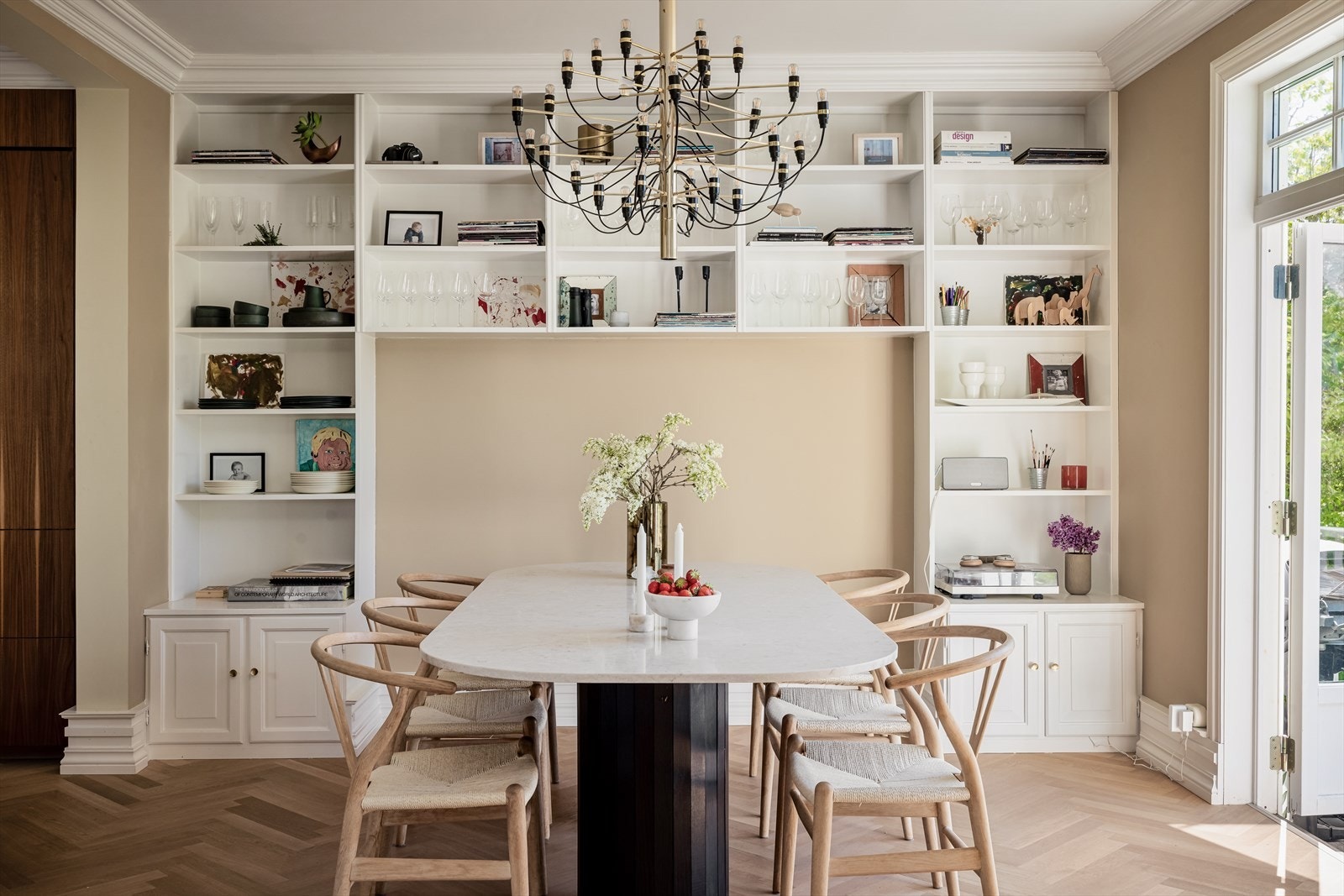 Plassbygget bokhylle fremstår som et flott møbel i denne stuen Galleribilde