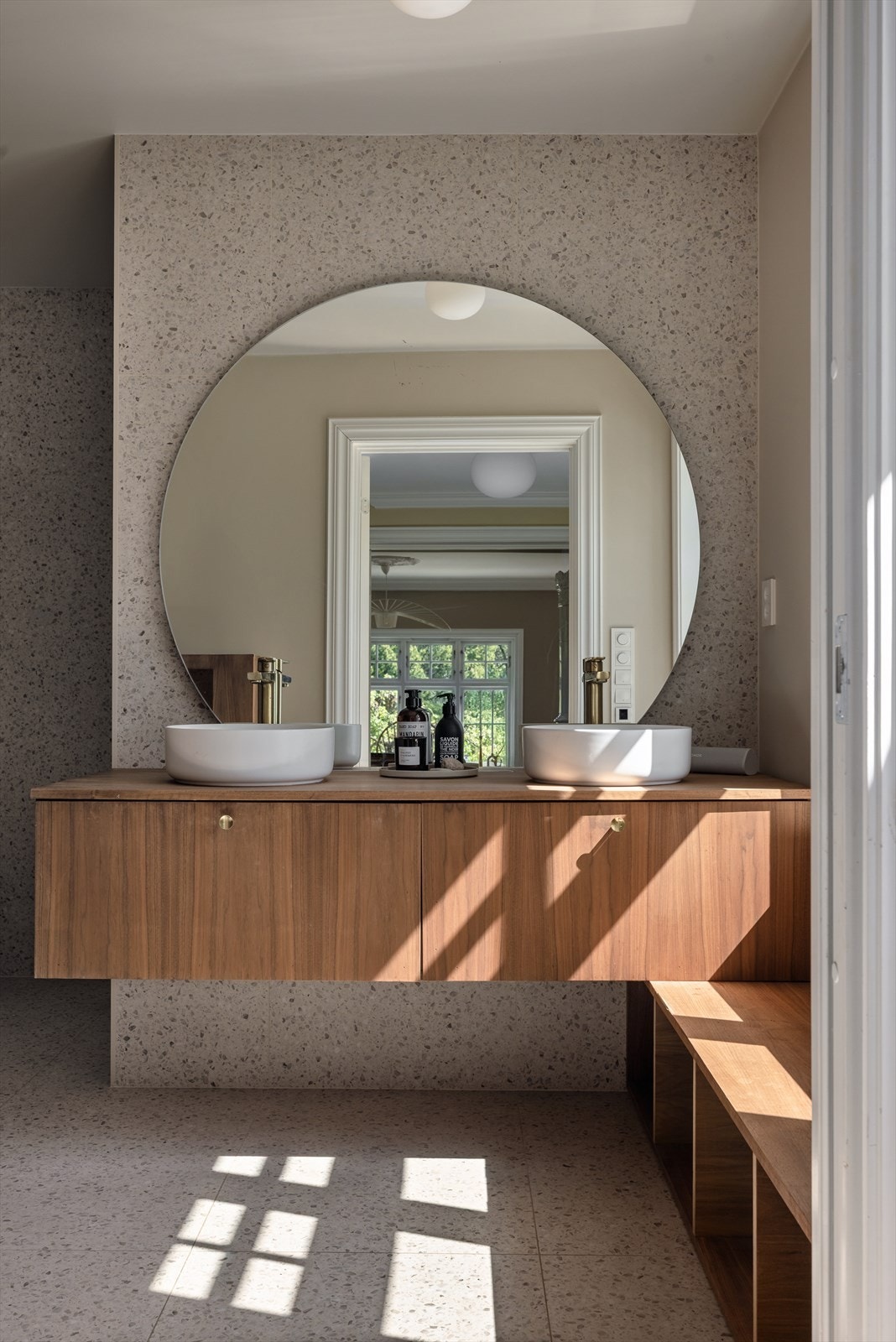 Stilren spesialbygget baderominnreding med to servanter og god oppbevaringsplass i skuffer Galleribilde