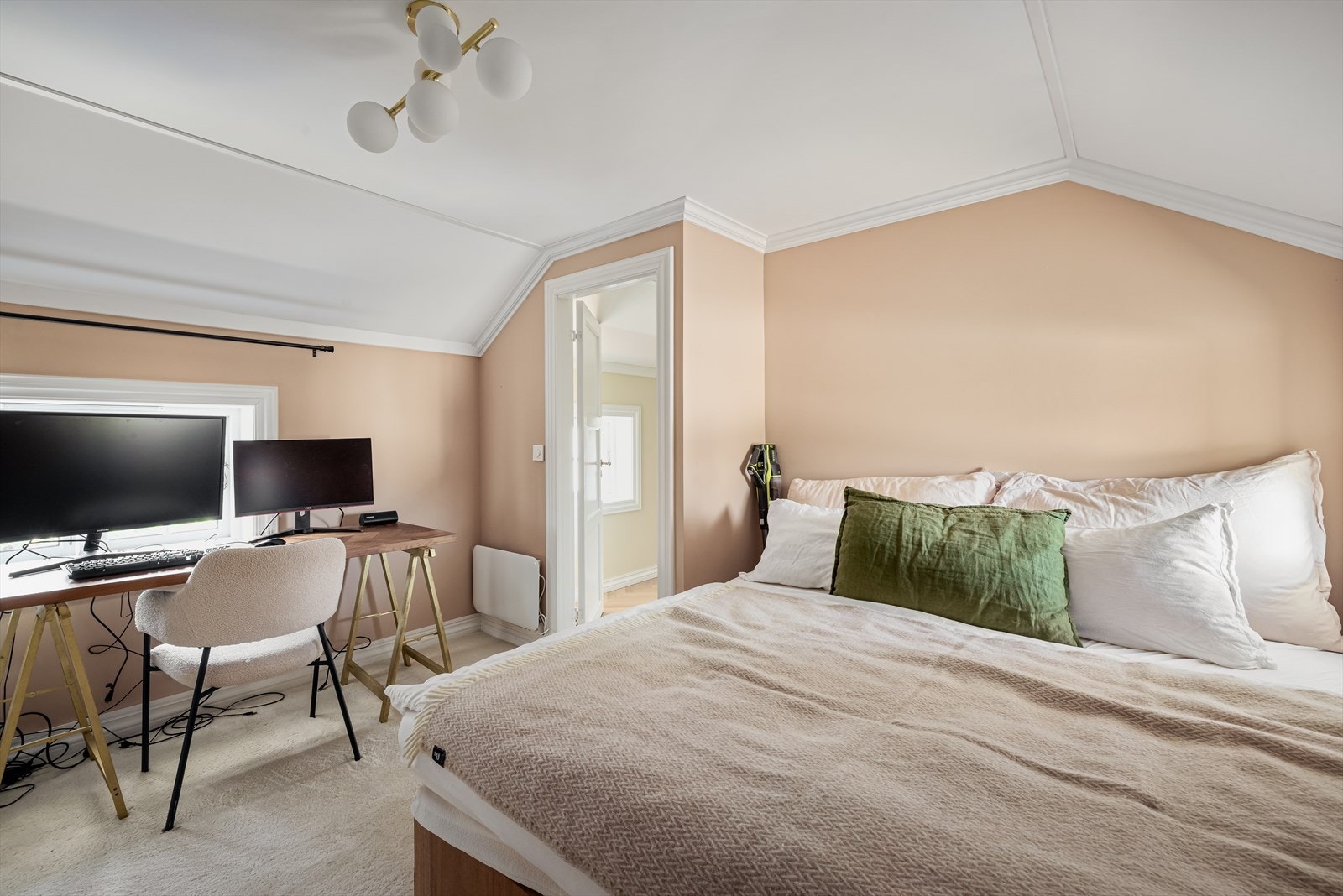 Soverom i fløy er registrert som kott i henhold til originale byggetegninger. Innredning av rommet er ikke bruksendret/omsøkt i Skien kommune og er derfor ikke godkjent for varig opphold Galleribilde