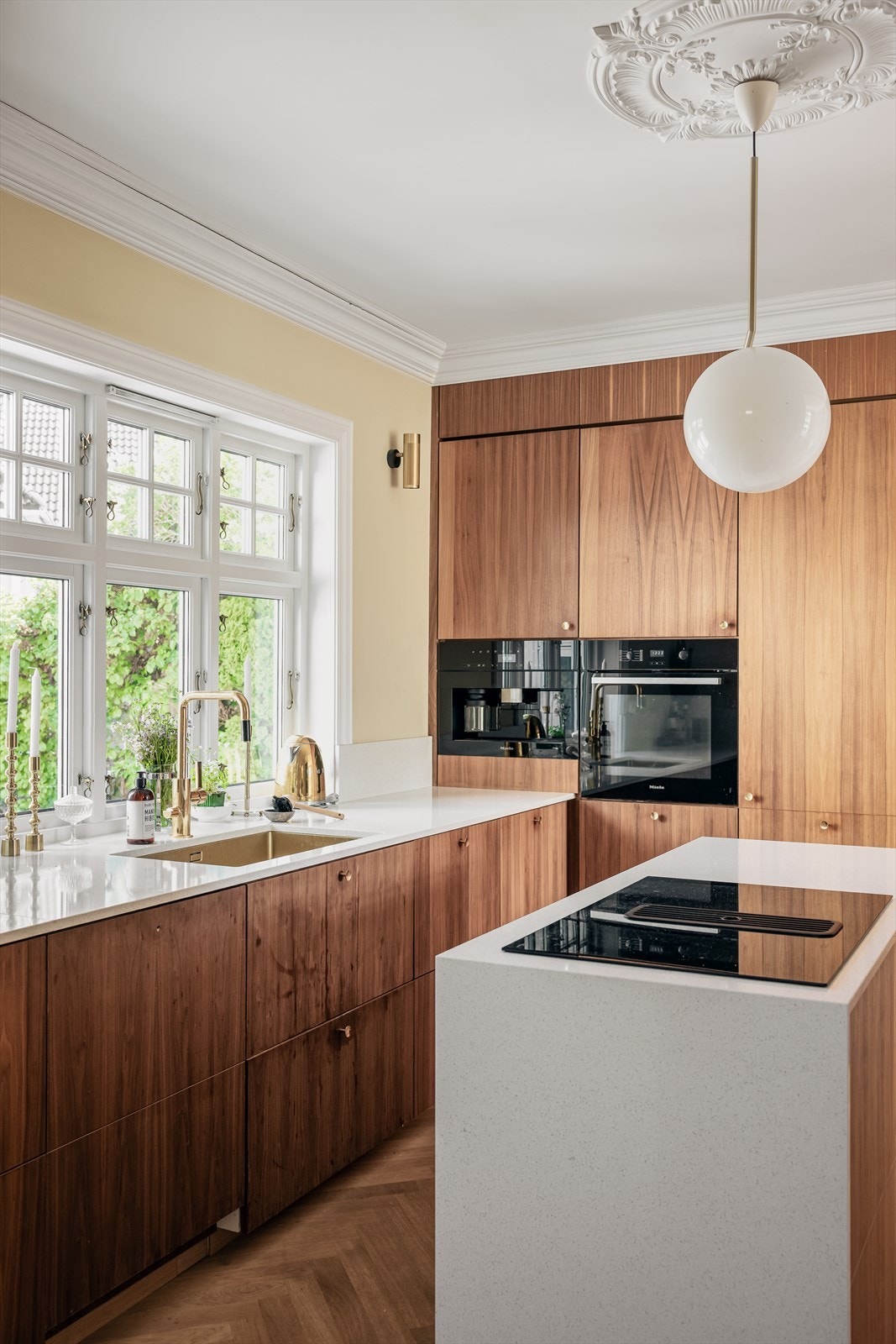 Praktisk kjøkkenøy med oppbevaringsplass og ekstra arbeidsplass Galleribilde