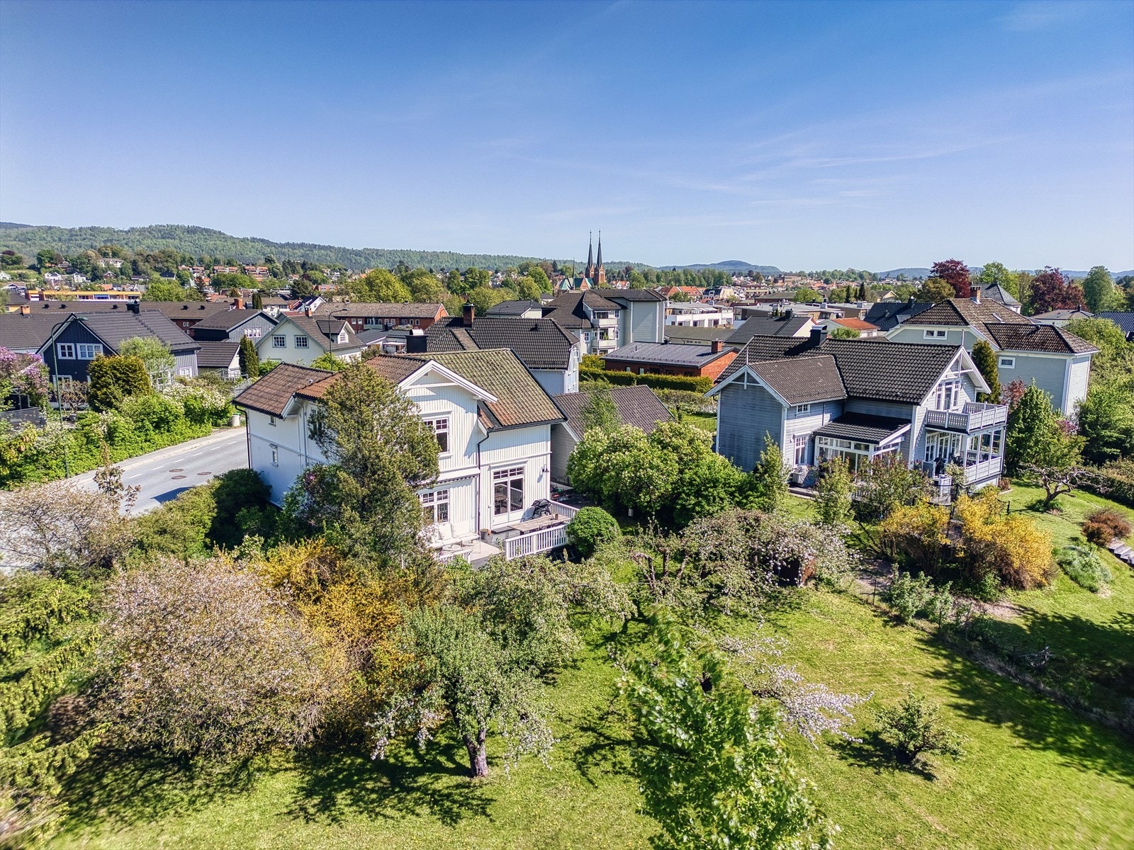 Det gjøres oppmerksom på at hageområdet mot nordvest har eget gårds- og bruksnummer. Dette arealet utgjør ca. 583 kvm. Det foreligger ikke tinglyst bruksrett Galleribilde