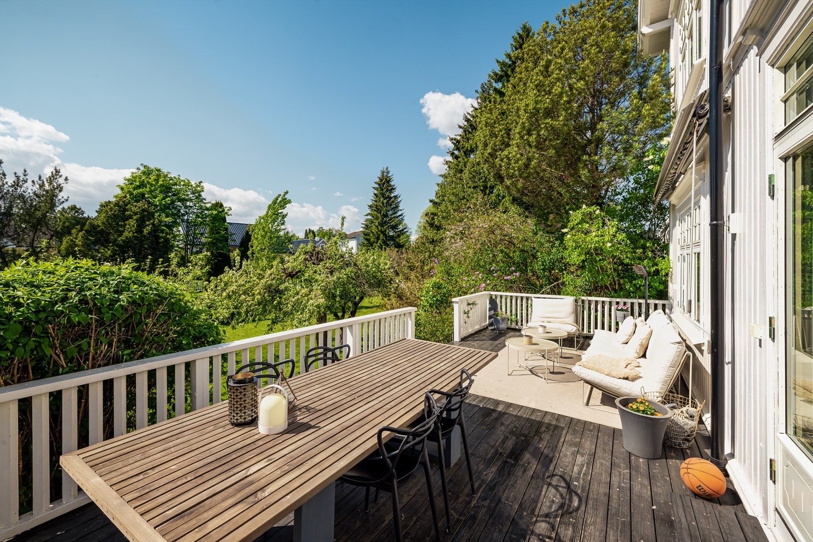 Denne flotte tomten har god plass til aktiviteter og fremstår som særdeles barnevennlig Galleribilde