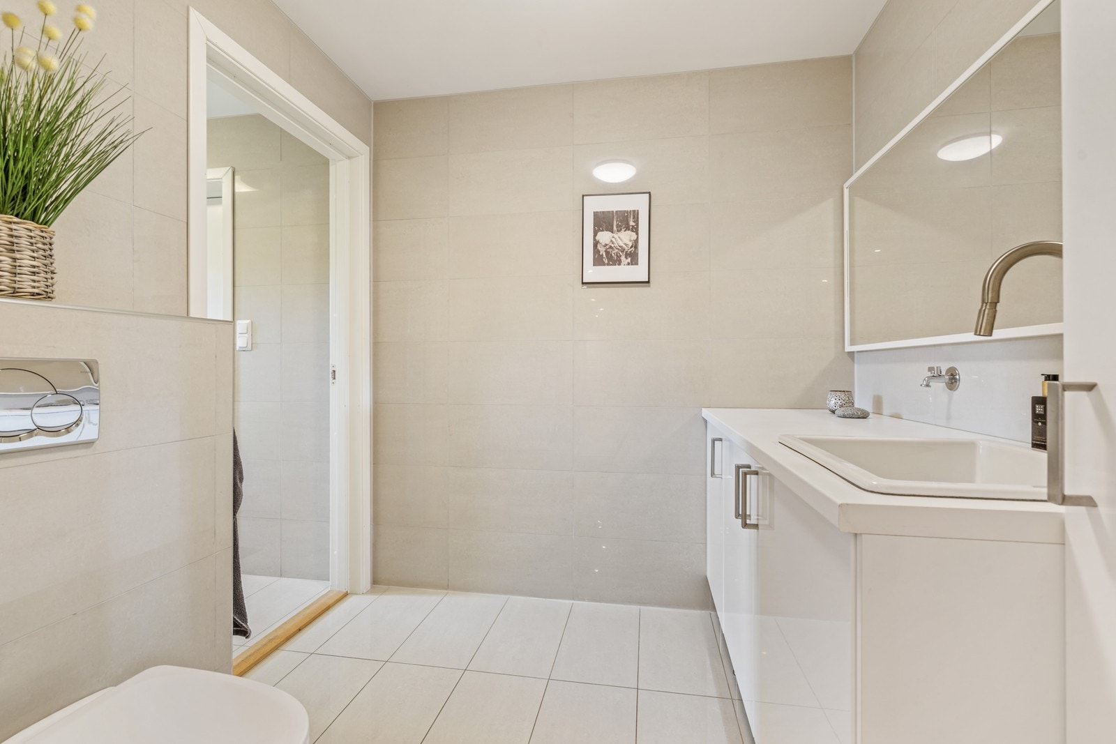 Wc med vaskeseksjon og direkte adkomst til vaskerom Galleribilde