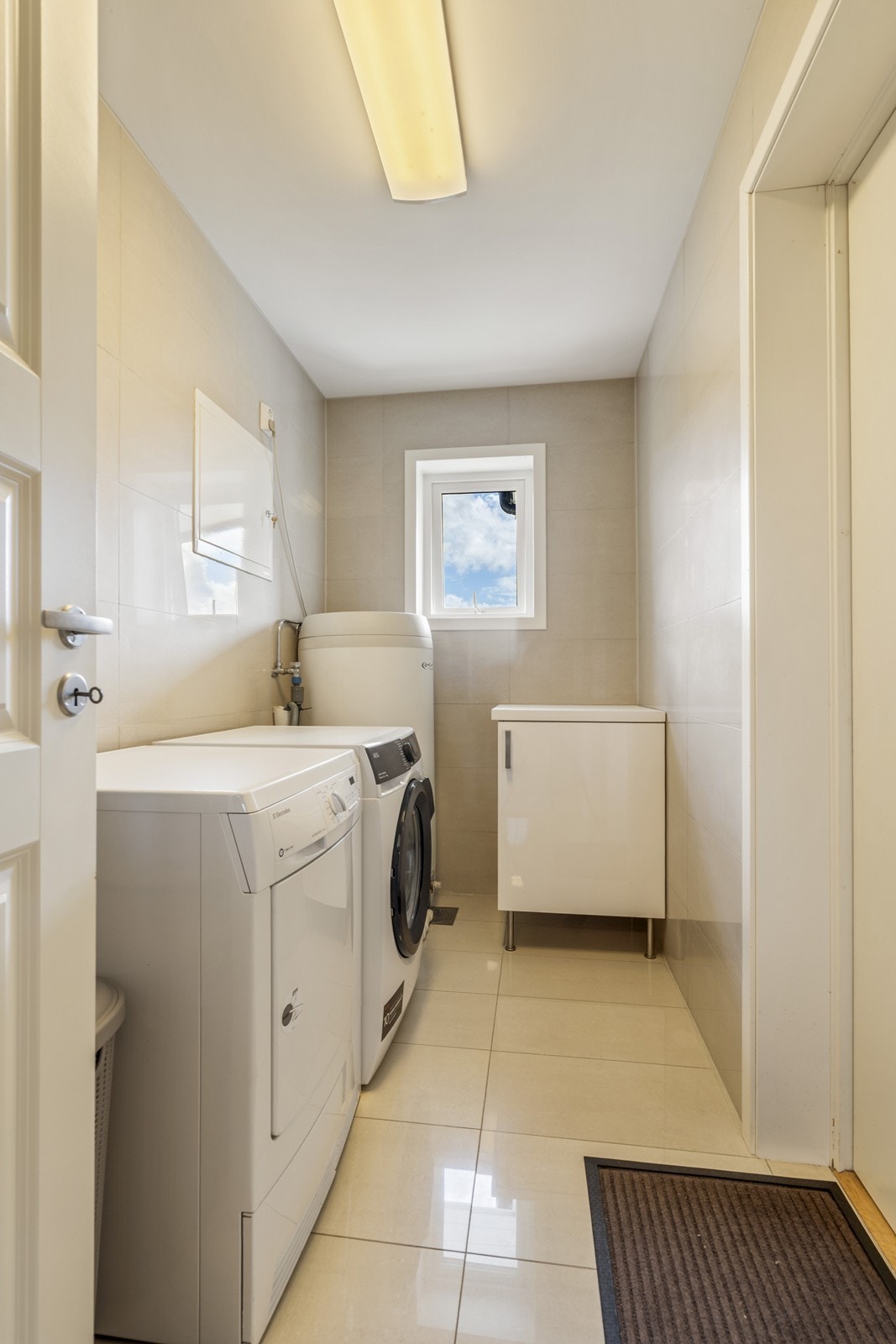 Vaskerom tekn. rom med adkomst til garasje Galleribilde