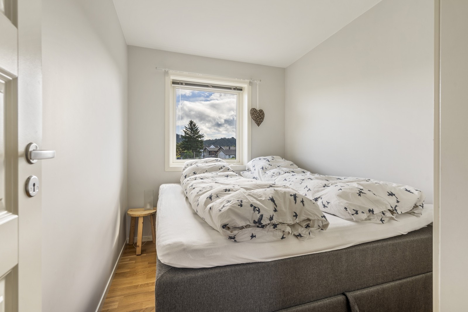 Disp. rom innredet som soverom med garderobe Galleribilde