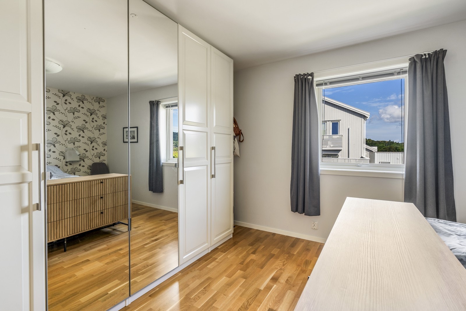 Foreldresoverom har stor garderobe m/speildører Galleribilde