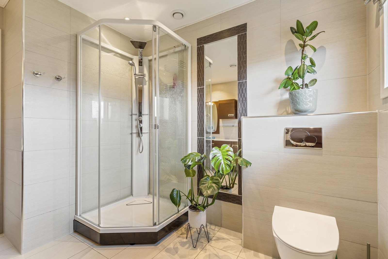 WC med vegghengt sisterne og matchende Showerama dusjkabinett Galleribilde