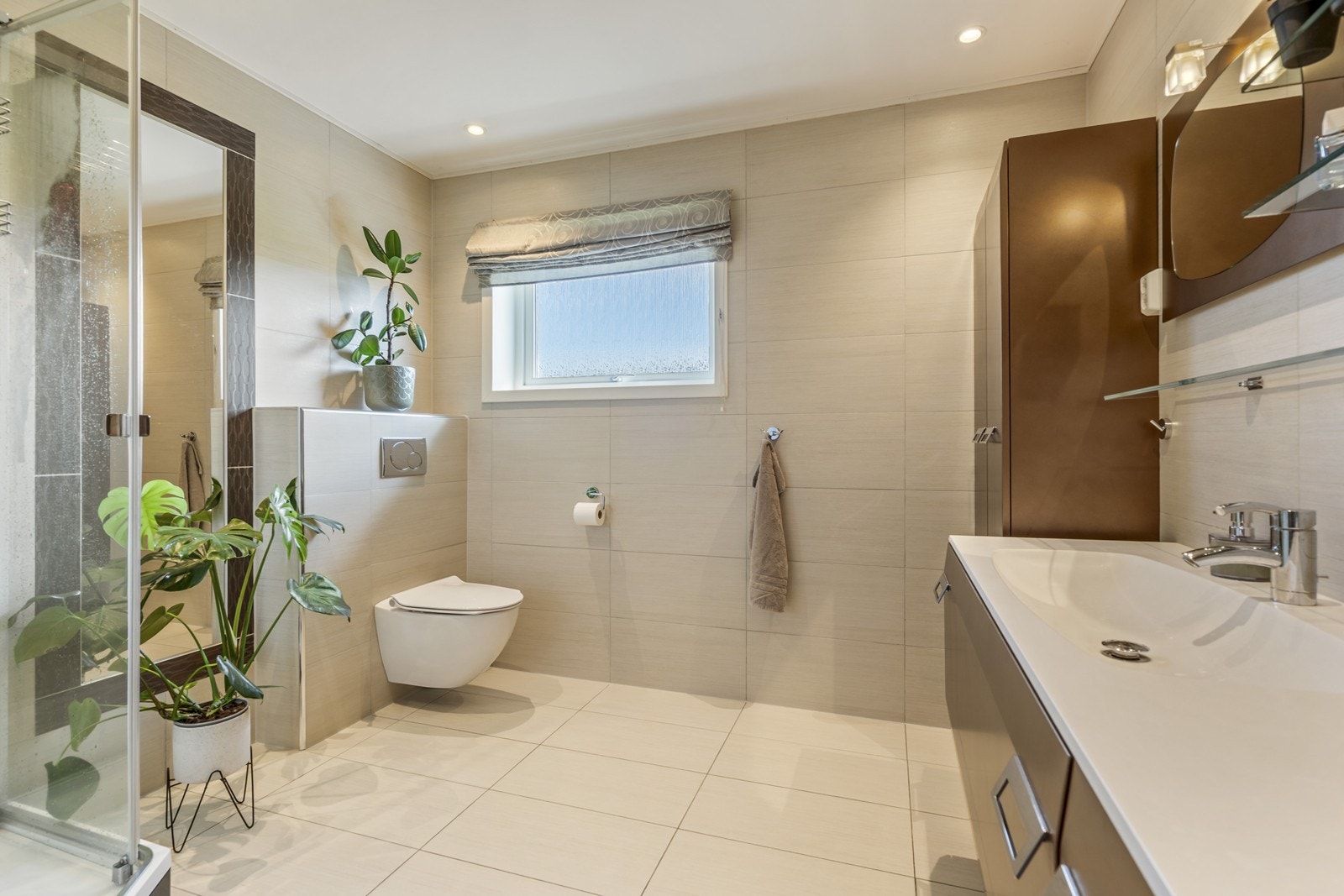 Nydelig baderom med særdeles flott vaskeseksjon og integrert sminkeavdeling Galleribilde