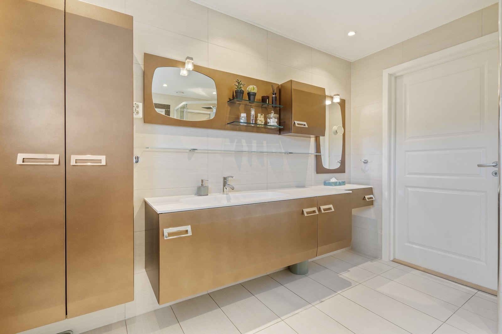 Meget god lagringsplass for toalettsaker og håndklær Galleribilde