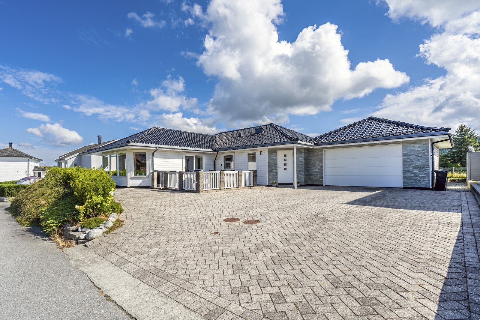 Flott bolig omkranset av pene utearealer - Alt på ett plan Galleribilde