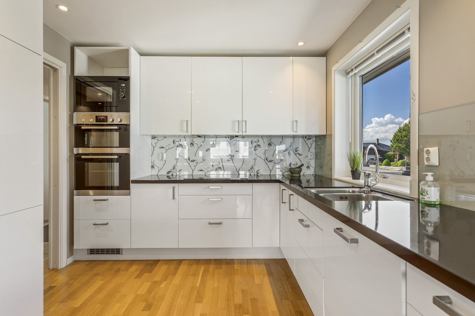 Flott kjøkken med god skap- og benkeplass Galleribilde