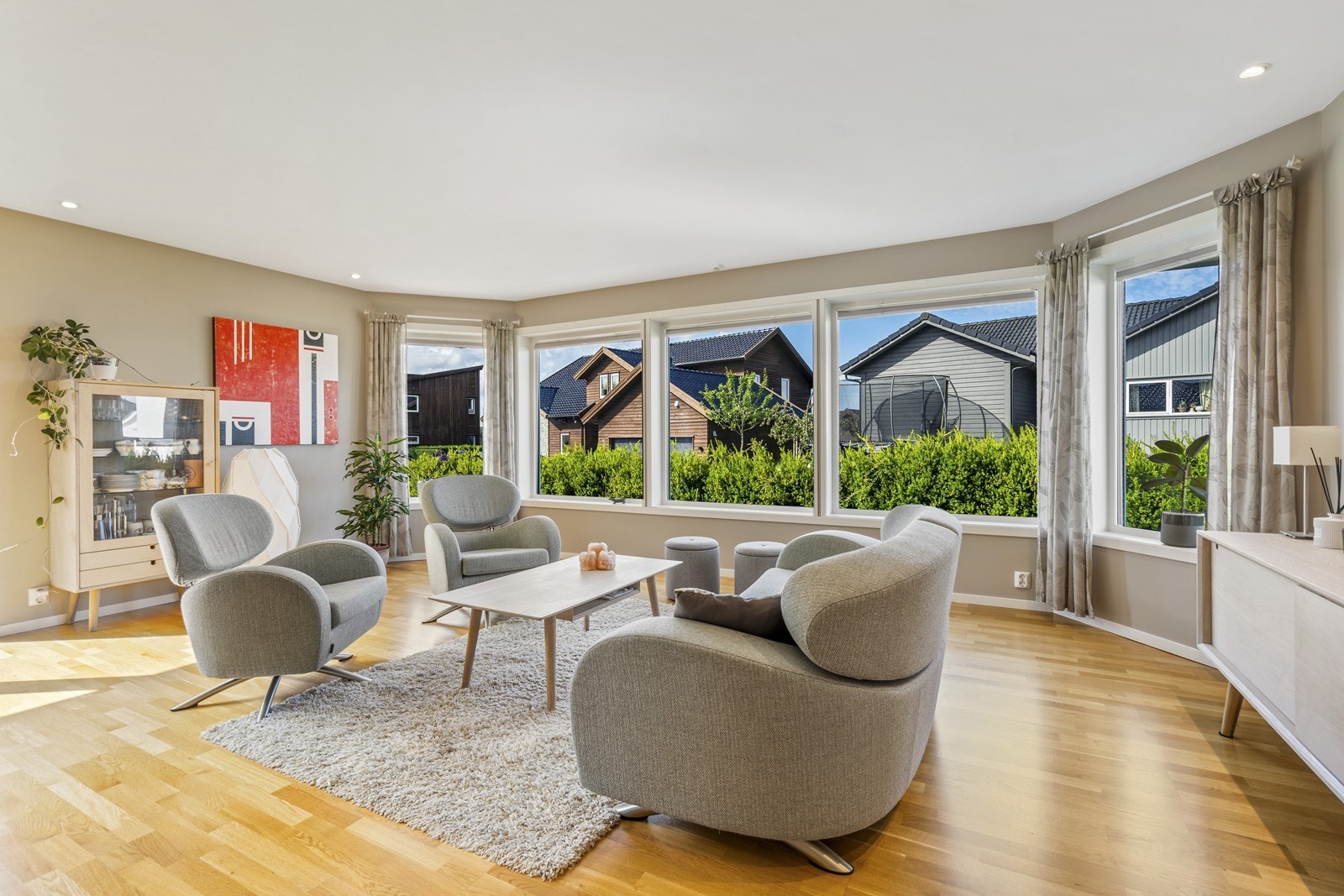 Romslig stue med panorama vinduer Galleribilde