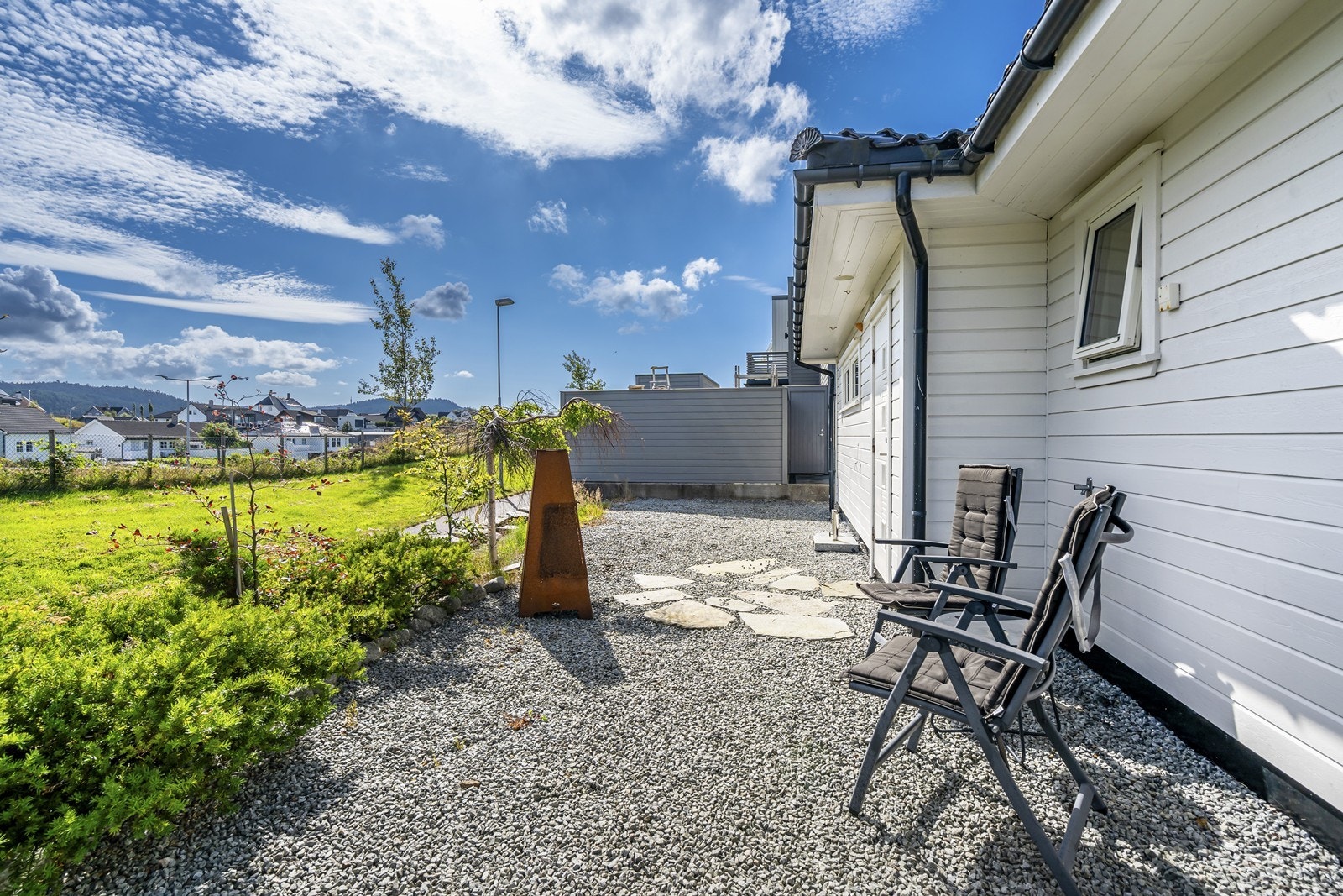 Solplass på østsiden hvor en kan nyte morgen og formiddagssol Galleribilde
