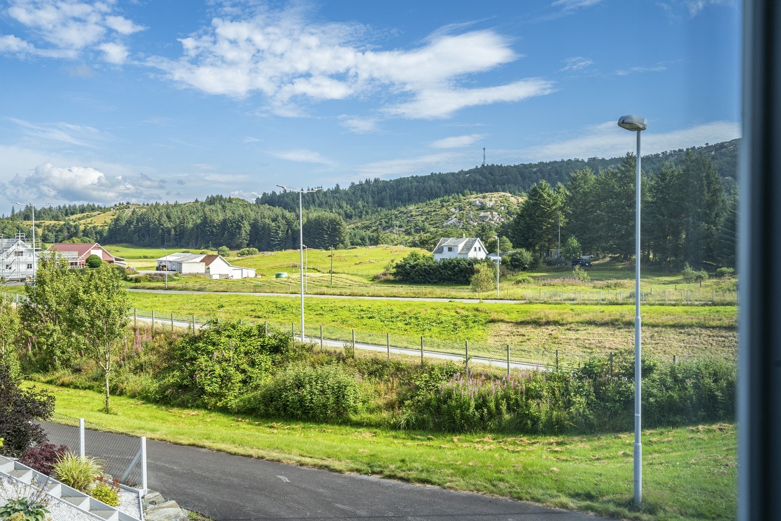 Utsikt til landlige omgivelser mot øst Galleribilde