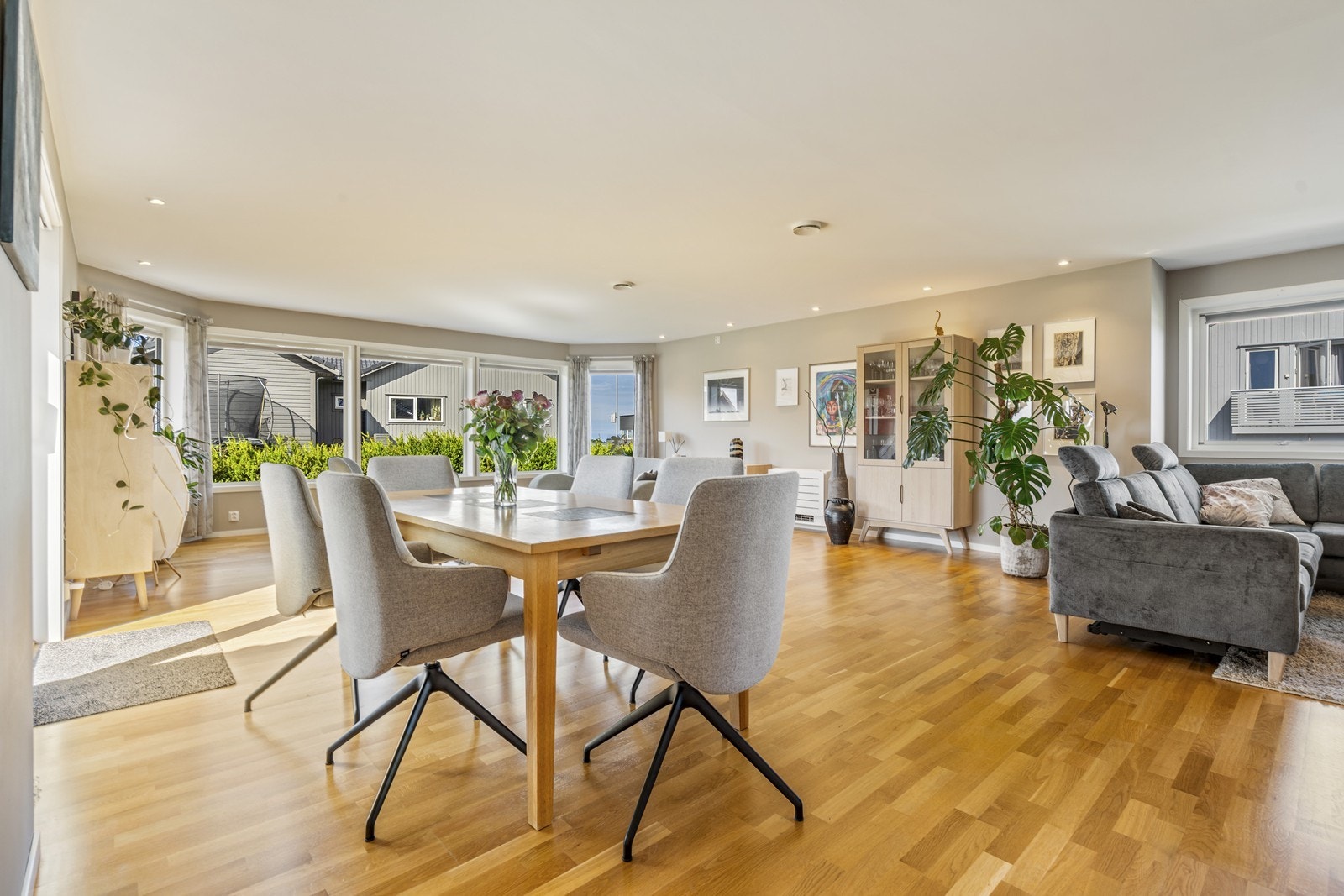 Den romslige stuen fremstår lett og møblere for flere soner Galleribilde