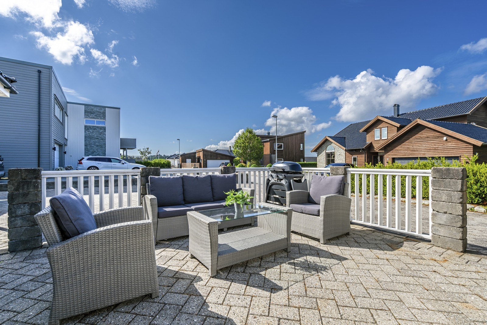 Fra stuen er adkomst til flott terrasse mot sørvest Galleribilde