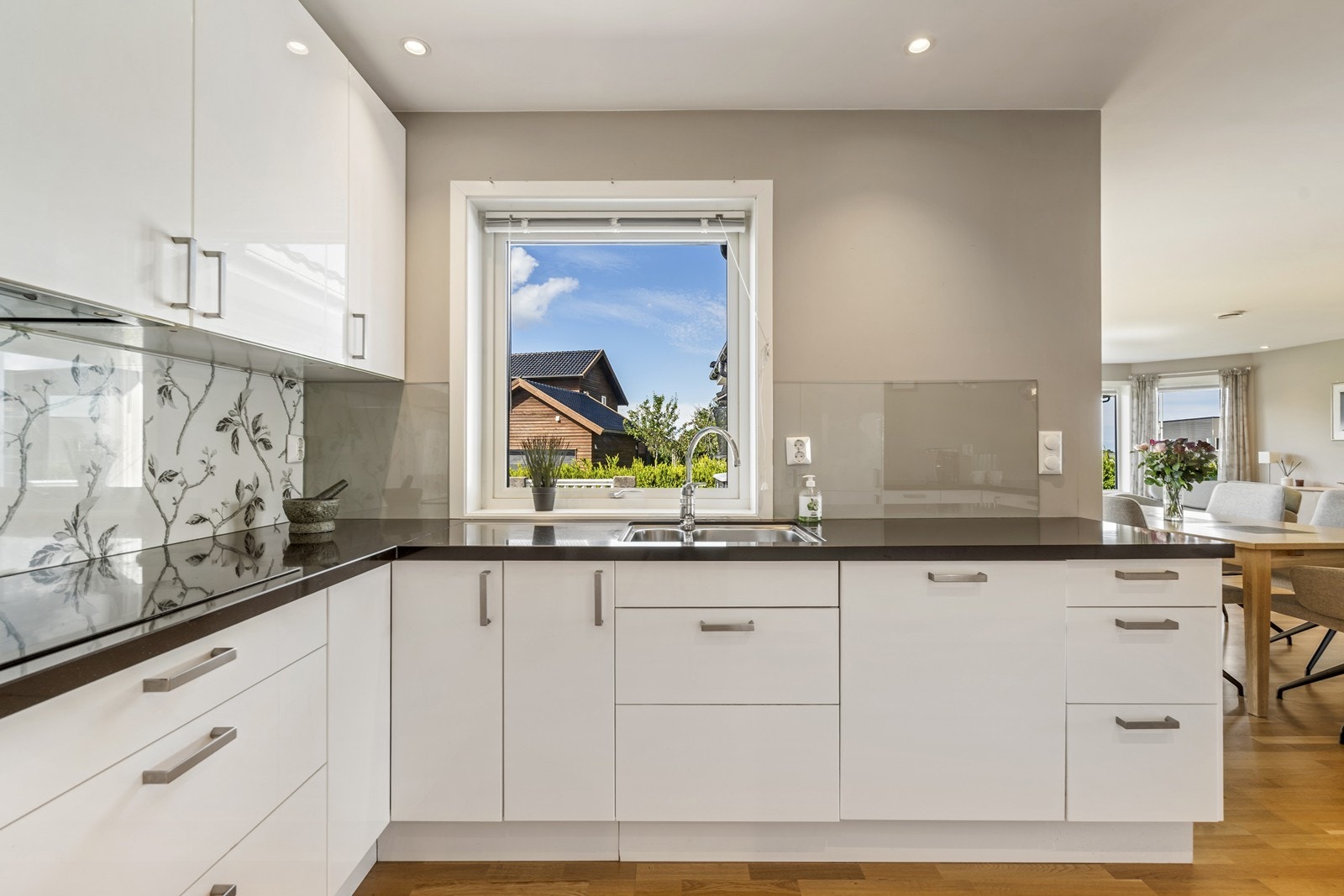 Kjøkkenet er meget godt spekket med int. hvitevarer Galleribilde