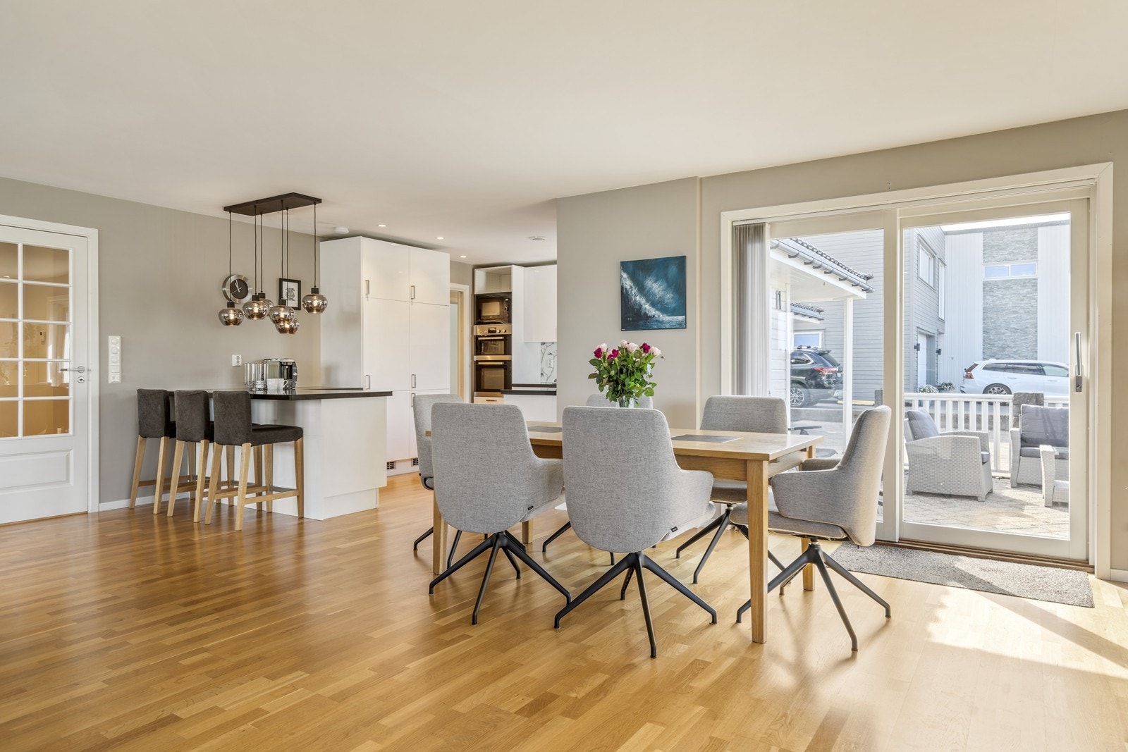 Spisestue og spiseplass ved kjøkkenøy Galleribilde