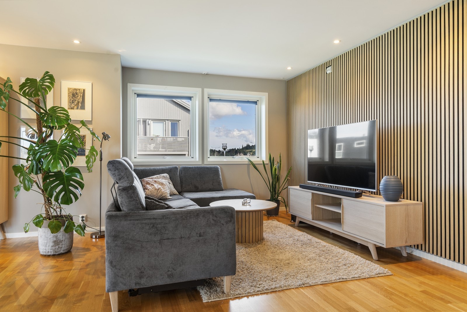 Tv-område med flott spilevegg Galleribilde