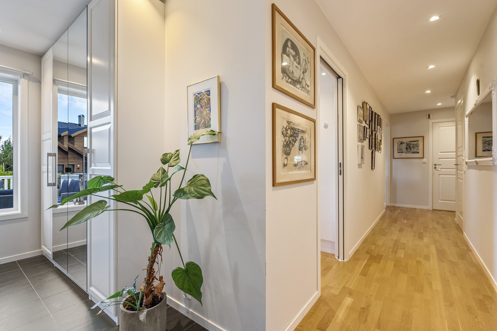 Pen gang med dimmet belysning Galleribilde