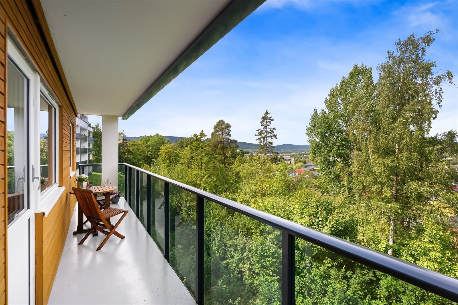 På denne balkongen er det satt opp glassrekkverk. Galleribilde