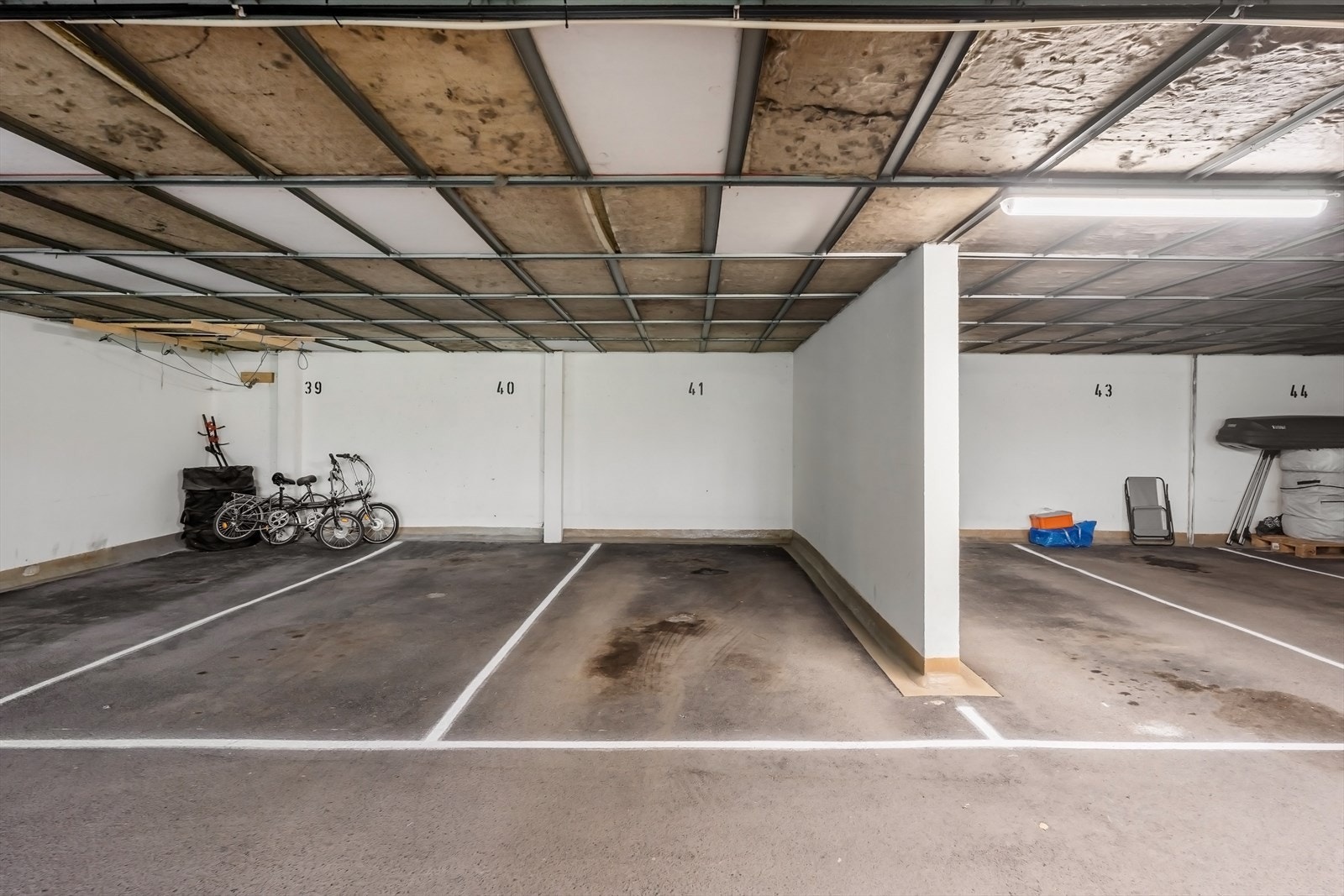 Leiligheten disponerer en parkerings
plass(nr 41) i felles garasjeanlegg. Galleribilde