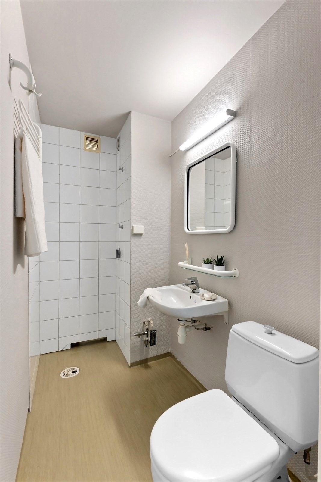 I entréen er det et praktisk gjestetoalett med vask. Dette rommet er også fra byggeår så her må det påregnes oppgraderinger. Galleribilde