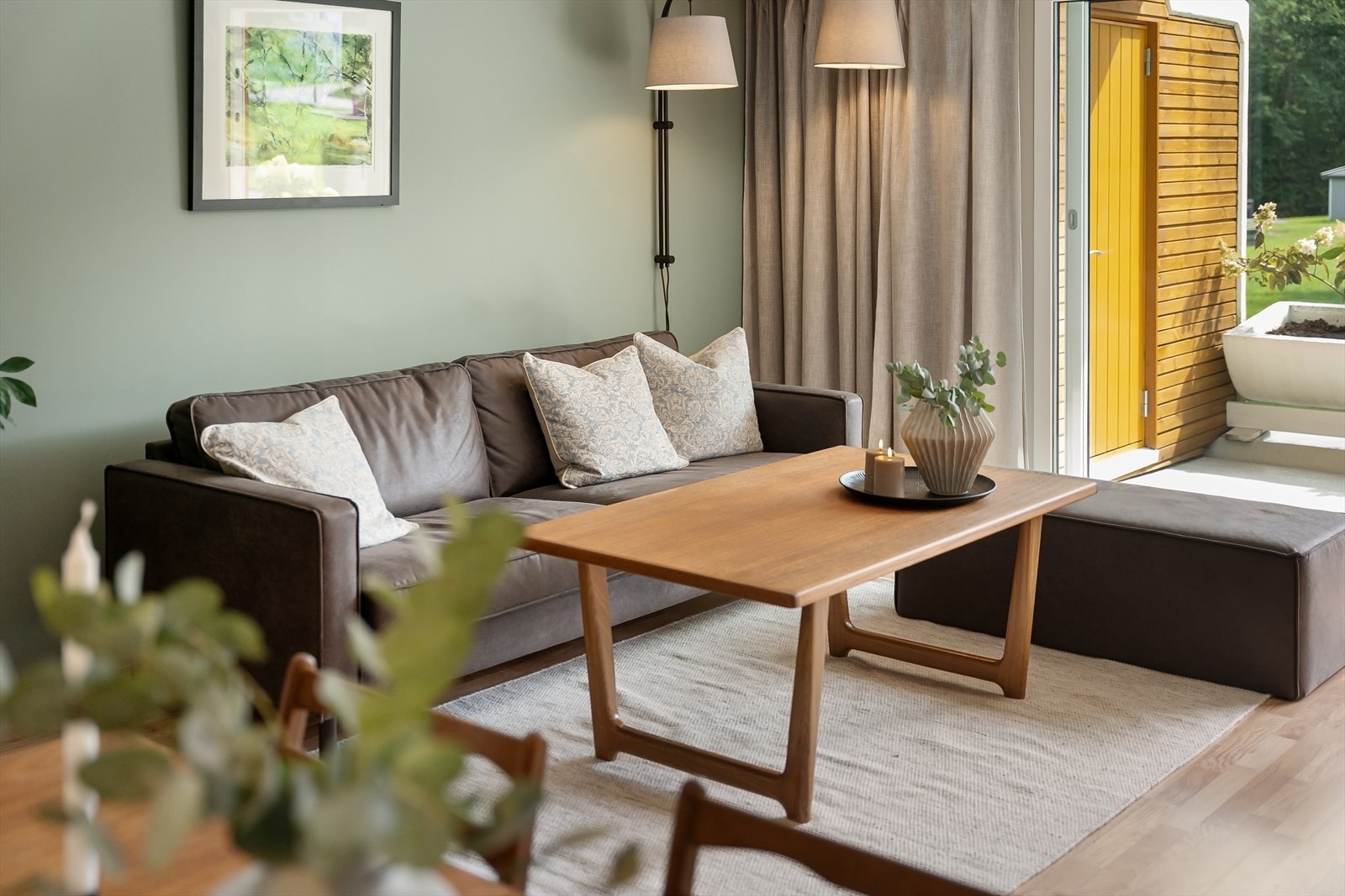 Stuen er romslig nok til å møblere flere soner. Her er det plass til både TVkrok og spisestue. Galleribilde