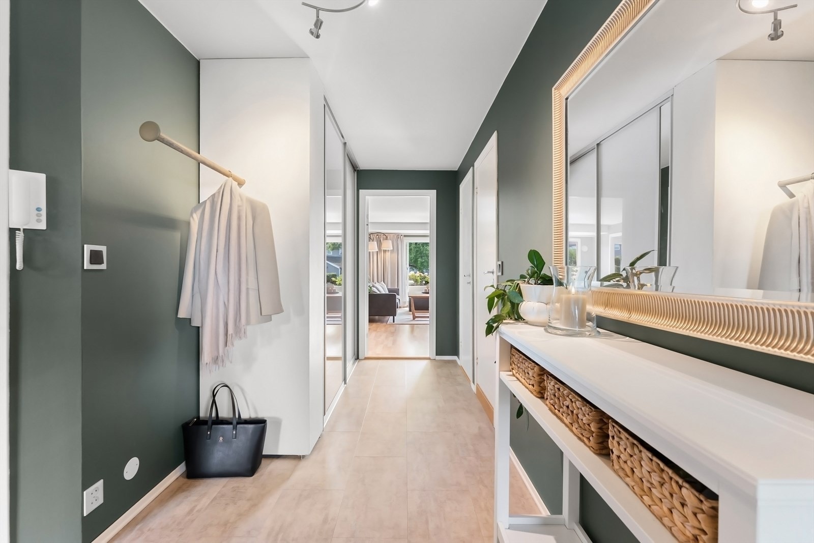 Innenfor inngangsdøren er det denne hyggelige entréen som møter deg. Her er det god plass til å henge fra seg yttertøy og sette fra seg sko. Galleribilde